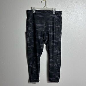 Athleta Women Athletic Camo‎ Black Capri Leggings size 1X.